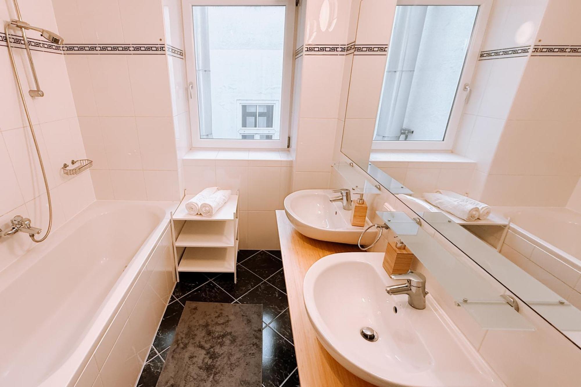 90Qm, 3 Bedrooms, Near Schoenbrunn, Balcony - Axara Housing Wien Eksteriør billede